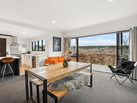 A living room with kitchen area and dining table at Vista Haven - Bannockburn Holiday Home Bannockburn