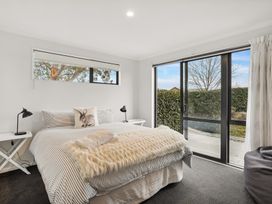 A bedroom with a bed and bedside tables at Vista Haven - Bannockburn Holiday Home in Bannockburn