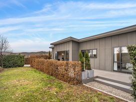 An exterior view of a house with a garden at Vista Haven - Bannockburn Holiday Home, Bannockburn