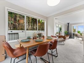 A dining room with a table and chairs at Acacia Horizons - Taupo Holiday Home Acacia Bay