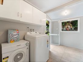 A laundry room with washing machine and dryer at Acacia Horizons - Taupo Holiday Home, Acacia Bay