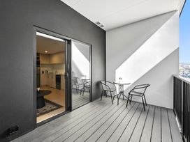 A balcony with chairs and a table at Central Crossing - Christchurch Holiday Home, Christchurch
