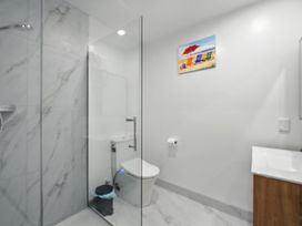 A bathroom with a shower and toilet at Central Crossing - Christchurch Holiday Home Christchurch