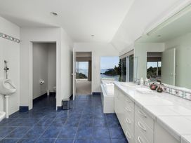 A bathroom with sink, bathtub and toilet at Seabreeze Sanctuary - Paihia