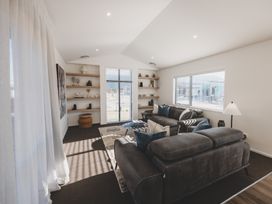 Modern Vista - Lake Hawea Holiday Home -  - 1181869 - thumbnail photo 6