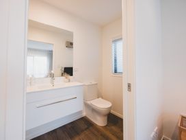 Modern Vista - Lake Hawea Holiday Home -  - 1181869 - thumbnail photo 20