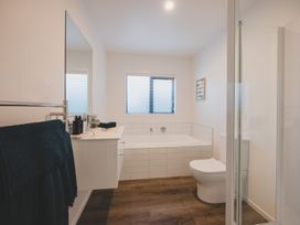 Modern Vista - Lake Hawea Holiday Home -  - 1181869 - thumbnail photo 18