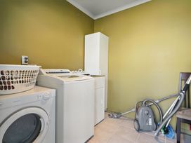 A laundry room with a washing machine and dryer at Tussock Cottage - Canterbury Holiday Home in Canterbury