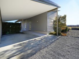 An outdoor area with gravel and a hedge at Flax Cottage - Canterbury Holiday Home, Canterbury