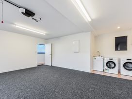 A laundry room with washing machines and a sink at Nelson Holiday home in Nelson