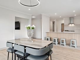 A dining room with a table and chairs at Reporoa Holiday Home in Reporoa