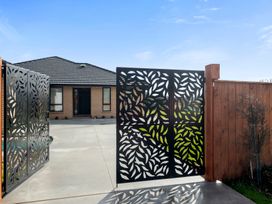 A gate leading to a house with a driveway at Repobora Holiday Home in Repobora