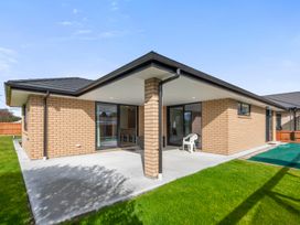An outdoor area of a brick house with a patio and chair at Repora Holiday Home in Repora