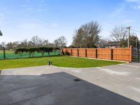 An outdoor area with grass and a fence at Reporeo Holiday Home in Reporeo