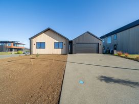 A house with a garage and driveway at Southern Solace - Te Anau Holiday Home in Te Anau