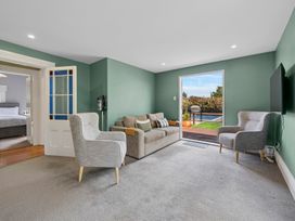 A living room with a sofa and armchairs at the property