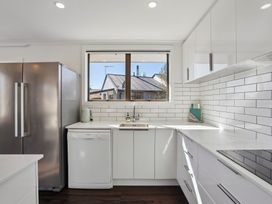 A kitchen with appliances and cabinets at Antimony Retreat - Cromwell
