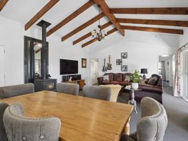 A living room with a table and seating area at the property in 