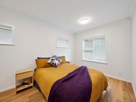 A bedroom with a bed and bedside table at Cosy Studio Retreat - Wellington