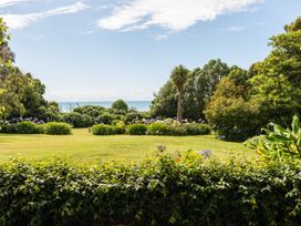 A garden view overlooking the sea at Dunluce Coastal Farmstay - Kaikoura Holiday Home