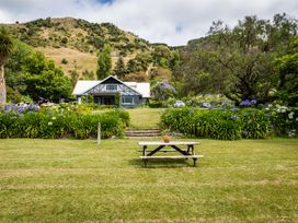 A garden with a house and table at Dunluce Coastal Farmstay - Kaikoura