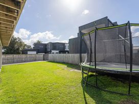 A garden with a trampoline and wooden fence at the property