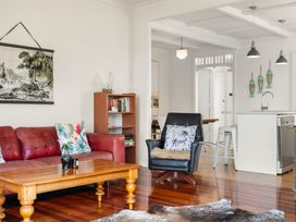 A living room with a sofa and coffee table at the property