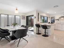 A dining room with a table and chairs at Nukuhau Bliss - Taupo Holiday Home Taupo Central