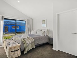 A bedroom with a bed and window at Harper on Hadley - Cromwell Holiday Home Cromwell