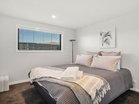 A bedroom with a bed and window at Harper on Hadley - Cromwell Holiday Home, Cromwell