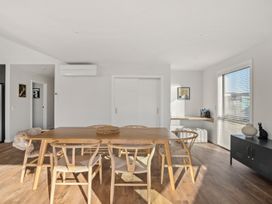 A dining room with a table and chairs at Harper on Hadley - Cromwell Holiday Home Cromwell