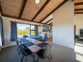 A dining room with a table and chairs at Four Peaks on Matai - Te Anau Holiday Home, Te Anau