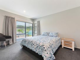 A bedroom with a bed and a window at Waikawa Holiday Home