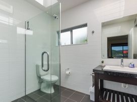 A bathroom with a shower, toilet, and washbasin at Waikawa Holiday Home
