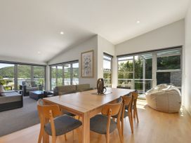 A dining room with a table and chairs at Waikawa Holiday Home