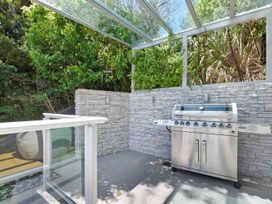 An outdoor kitchen area with a barbecue grill at Waikawa Holiday Home