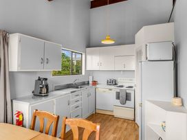 A kitchen with appliances and cabinets at Snells Beach