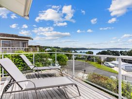 A deck with lounge chairs and a view of the landscape at Snells Beach