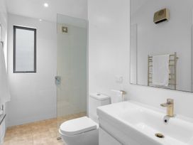 A bathroom with a shower, toilet, and sink at Omaha in Omaha