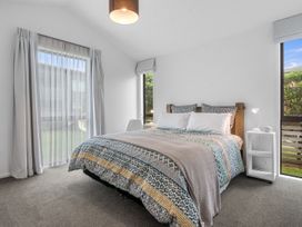 A bedroom with a bed and windows at Omaha, Omaha