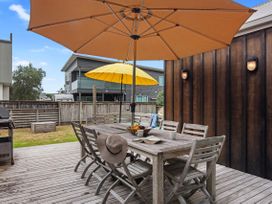 A dining area with a table and chairs at White Sands Haven - Omaha