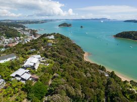 A coastal view with houses and boats at Paihia in Paihia