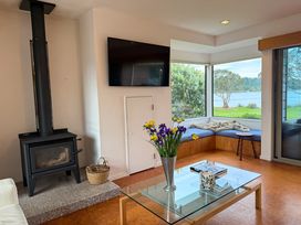 Tranquil Waterfront Getaway - Point Wells -  - 1191859 - thumbnail photo 10