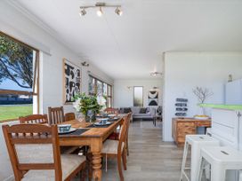 A dining room with a table and chairs at Whitianga Holiday Home in Whitianga