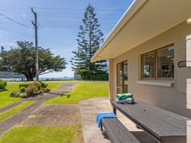An outdoor area with table and towels at Whitianga Holiday Home in Whitianga