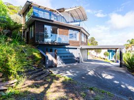 A house with a parking area and garden at Langscape - Langs Beach Holiday Home, Langs Beach