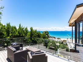 An outdoor area with seating overlooking the ocean at Langscape - Langs Beach Holiday Home in Langs Beach