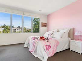 A bedroom with a bed and windows at Auckland Holiday Home in Auckland