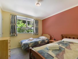 A bedroom with twin beds and a window at Picton in Picton