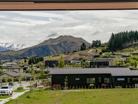 A view of houses and mountains in Wanaka Skiwi - Wanaka Holiday Home Wanaka